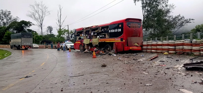 Hiện trường vụ tai nạn giao thông nghiêm trọng đã xảy ra trên đèo Lò Xo, đoạn qua thôn Măng Khênh, xã Đăk Man, huyện Đăk Glei (Kon Tum) làm 1 người chết, 12 người bị thương, rạng sáng 13/9/2023. (Ảnh: TTXVN phát)