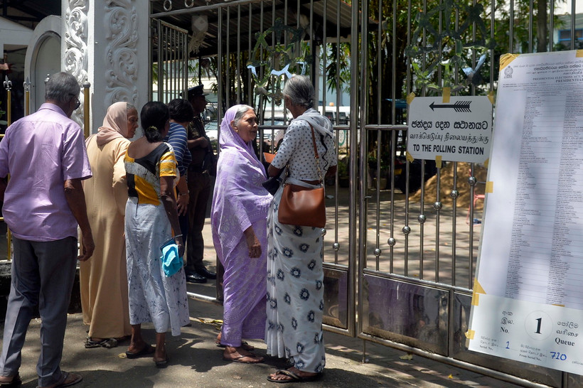 Cử tri tới điểm bỏ phiếu bầu tổng thống tại Colombo, Sri Lanka. (Ảnh: THX/TTXVN)