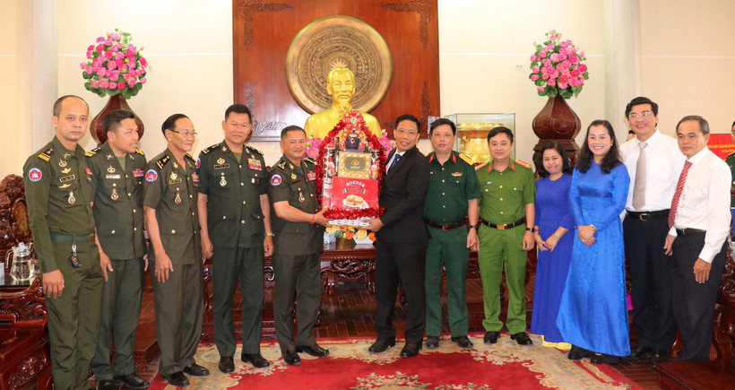 Đoàn Bộ Tư lệnh Lục quân-Quân đội Hoàng gia Campuchia tặng quà cho lãnh đạo Ủy ban Nhân dân thành phố Cần Thơ. (Ảnh: Ngọc Thiện/TTXVN)