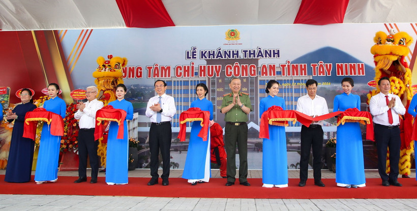 Các đại biểu cắt băng khánh thành công trình Trung tâm Chỉ huy Công an tỉnh Tây Ninh. (Ảnh: Giang Phương/TTXVN)