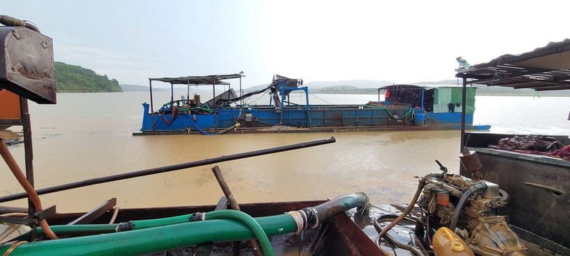 Hiện trường một vụ khai thác cát trái phép. (Ảnh: Hoài Nam/TTXVN)