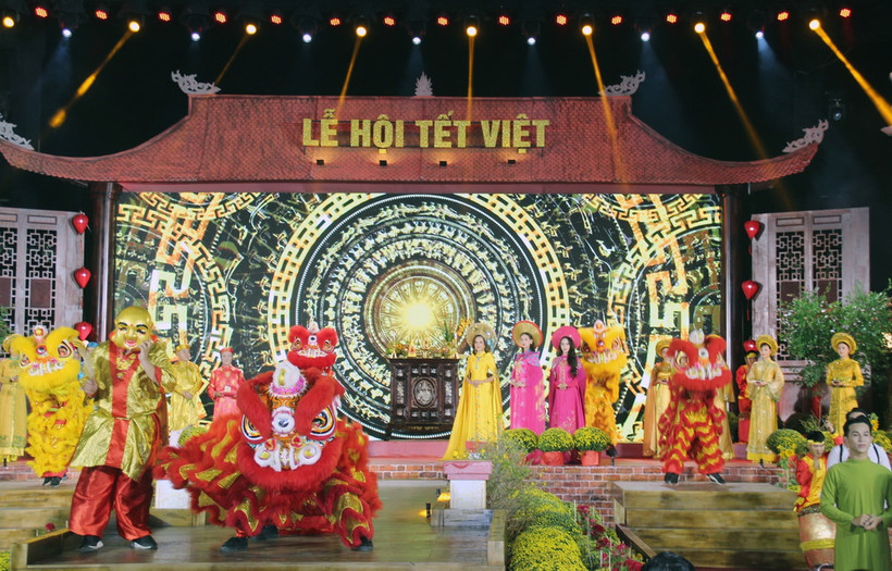 Các Đại sứ và nghệ sỹ trình diễn khai mạc sự kiện. (Ảnh: Mỹ Phương/TTXVN)