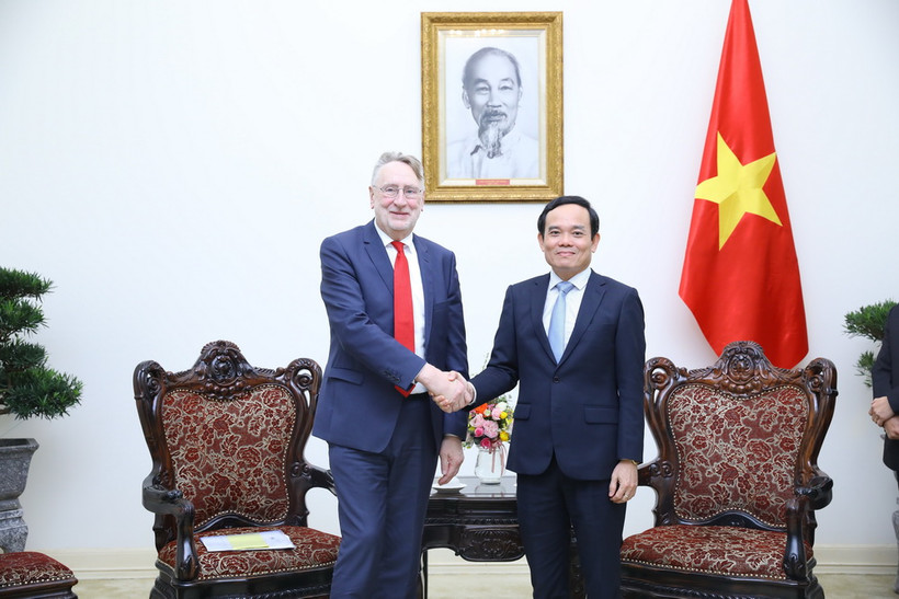 Phó Thủ tướng Trần Lưu Quang tiếp Chủ tịch Ủy ban Thương mại quốc tế của Nghị viện châu Âu Bernd Lange. (Ảnh: An Đăng/TTXVN)