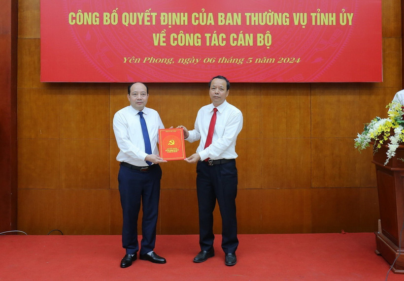 Phó Bí thư Thường trực Tỉnh ủy, Chủ tịch HĐND tỉnh Bắc Ninh Nguyễn Quốc Chung (phải) trao Quyết định cho tân Bí thư Huyện ủy Yên Phong Hoàng Bá Huy. (Ảnh: TTXVN phát)