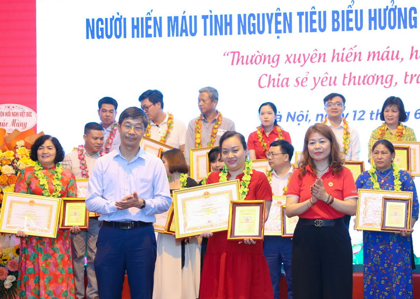 Các cá nhân hiến máu tình nguyện nhiều lần tiêu biểu được tôn vinh. (Ảnh: Thanh Tùng/TTXVN)