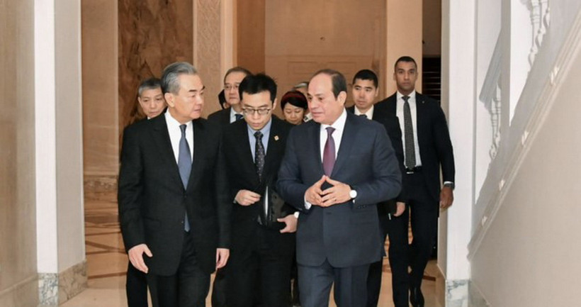 Tổng thống Ai Cập Abdel Fattah El-Sisi tiếp Ngoại trưởng Trung Quốc Vương Nghị tại Cairo. (Nguồn: arabnews)