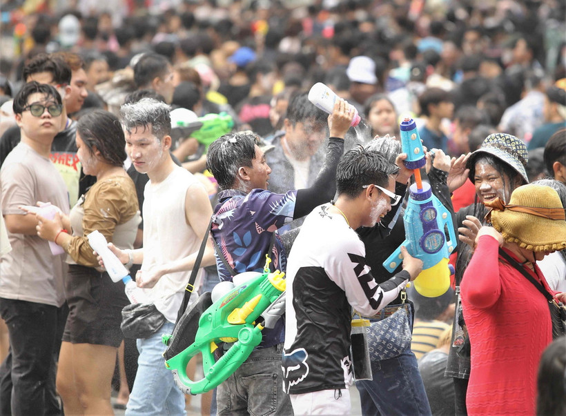 Người dân và du khách tham gia sự kiện Sangkran Wat Phnom 2023. (Ảnh: Huỳnh Thảo/TTXVN)