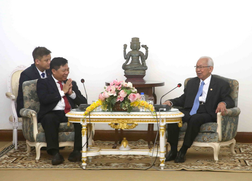 Chủ tịch Hội đồng Hiến pháp Campuchia Im Chhun Lim tiếp Đại sứ Việt Nam Nguyễn Huy Tăng và đoàn công tác. (Ảnh: Huỳnh Thảo/TTXVN)