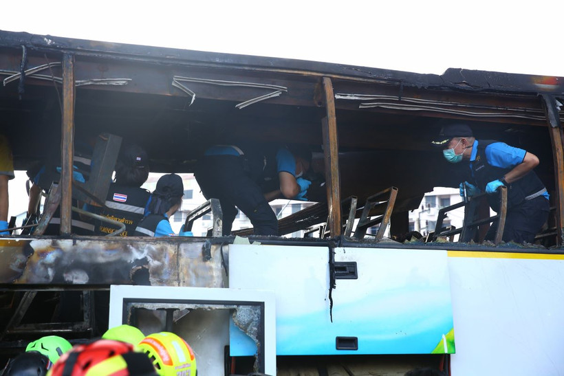 Lực lượng cứu hộ làm nhiệm vụ tại hiện trường vụ cháy xe buýt ở Bangkok, Thái Lan. (Ảnh: THXTTXVN)