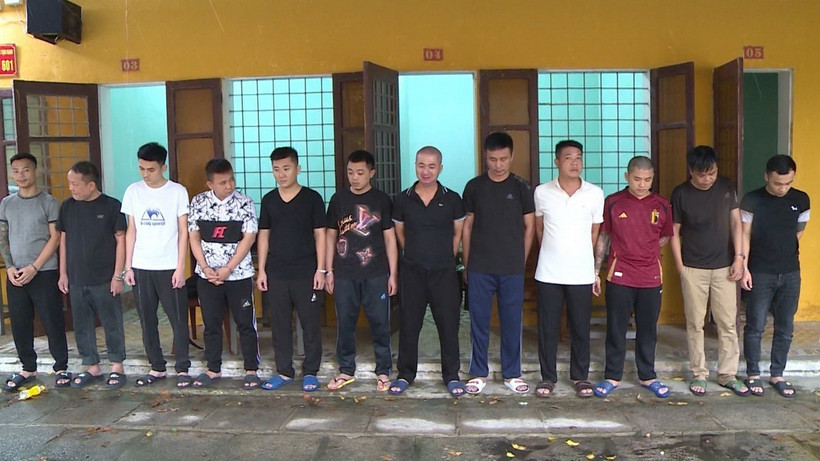 Các đối tượng trong đường dây cá độ bóng đá bị bắt giữ. (Ảnh: TTXVN phát)