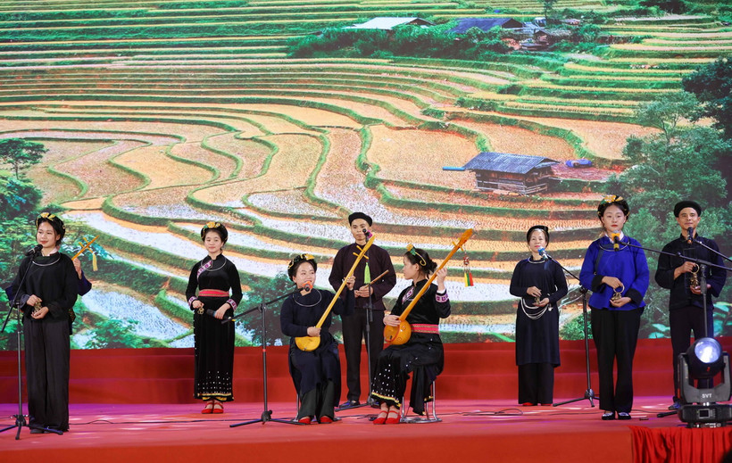 Biểu diễn làn điệu Then "Còn mãi cung đàn Then" của đoàn Bắc Giang. (Ảnh: Thanh Tùng/TTXVN)