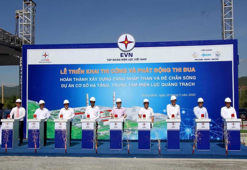 Chủ đầu tư cùng các nhà thầu ấn nút khởi công công trình. (Ảnh: Văn Tý/TTXVN)