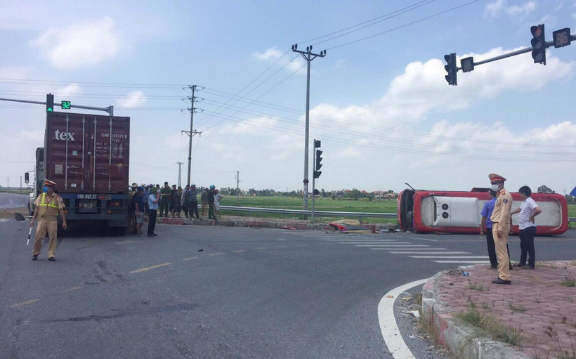 Hiện tường vụ tai nạn. (Ảnh: Đinh Tuấn/TTXVN)