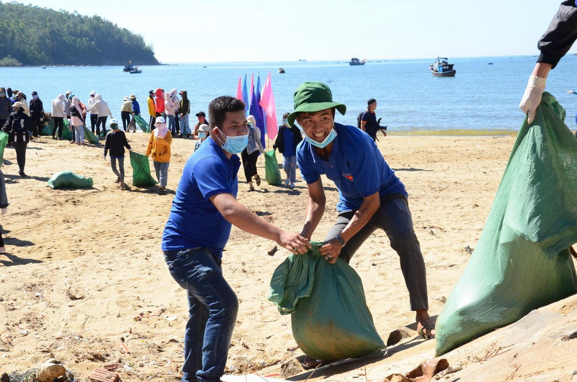 Đoàn viên thanh niên ra quân làm sạch biển. (Ảnh: Đinh Hương/TTXVN)