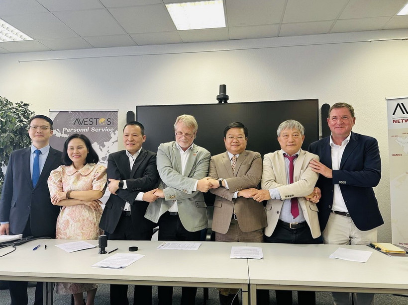 Lễ ký Bản cam kết các ý định hợp tác đào tạo nghề. (Ảnh: TTXVN phát)