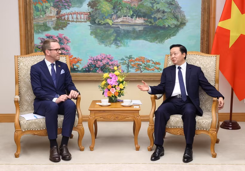 Phó Thủ tướng Trần Hồng Hà tiếp ông Andreas Carlson, Bộ trưởng Cơ sở hạ tầng và Nhà ở Thụy Điển. (Ảnh: Văn Điệp/TTXVN)