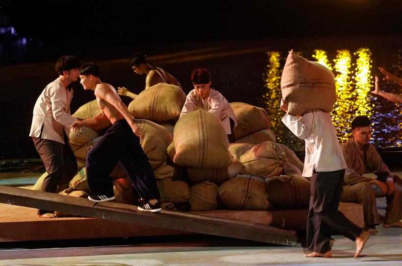 Màn biểu diễn nghệ thuật tại Lễ hội sông nước TP Hồ Chí Minh lần 1. (Ảnh: Thống Nhất/TTXVN)