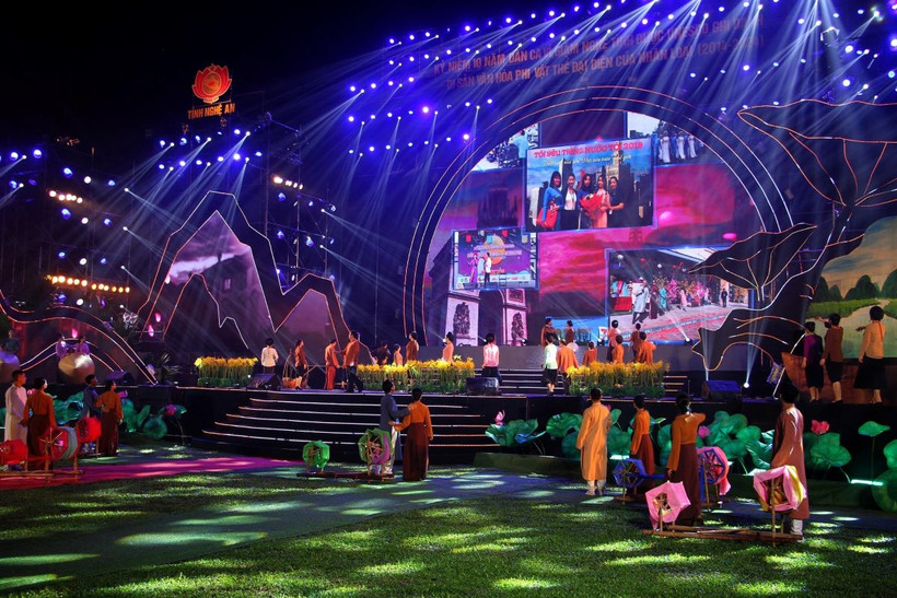 Các tiết mục Ví, Giặm đặc sắc được biểu diễn tại buổi lễ. (Ảnh: Văn Tý/TTXVN)