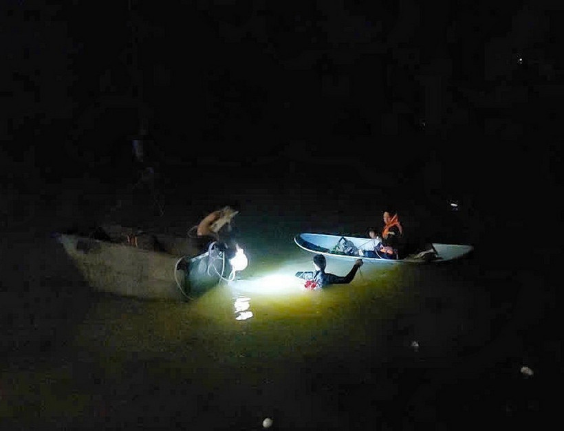 Hiện trường hai cha con ông Nguyễn Văn Lúa và anh Nguyễn Văn Hai lặn đóng cửa cống. (Ảnh: TTXVN phát)