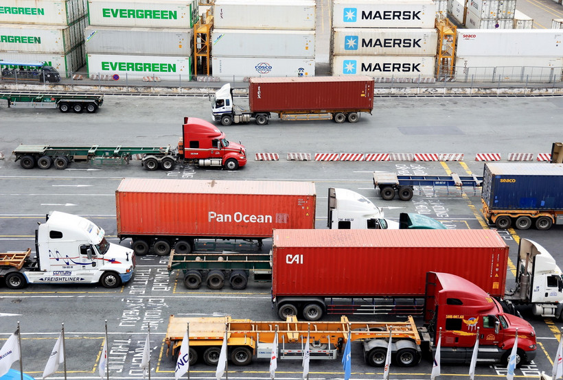 Xe container vào cảng Cát Lái. (Ảnh: Hồng Đạt/TTXVN)