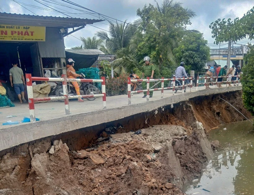 Hiện trường vụ sạt lở bờ kênh Rạch Chanh trên địa bàn phường Long Hưng, quận Ô Môn, thành phố Cần Thơ. (Ảnh: TTXVN phát)