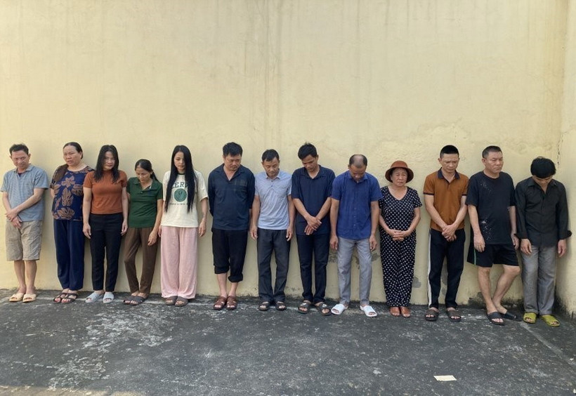 Các đối tượng trong đường dây ghi số lô, đề bị bắt giữ. (Ảnh TTXVN: phát)