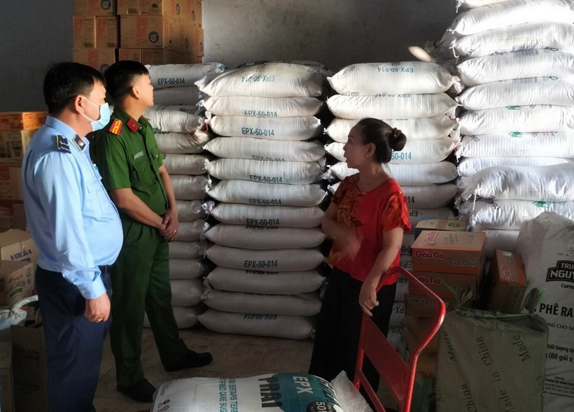 Đội quản lý thị trường số 1 kiểm tra phát hiện 104 bao đường cát nhập lậu ngày 18/3 vừa qua tại một hộ kinh doanh. (Nguồn: Cục quản lý Thị trường Long An)