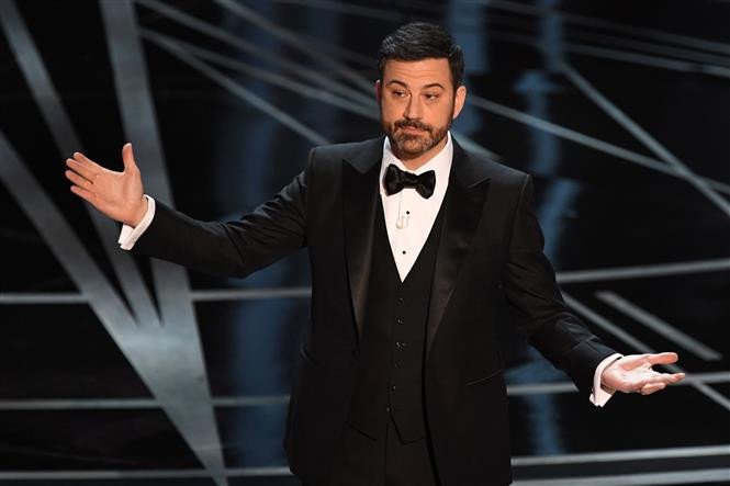 Jimmy Kimmel dẫn chương trình tại lễ trao giải Oscar lần thứ 89. (Ảnh: AFP/TTXVN)