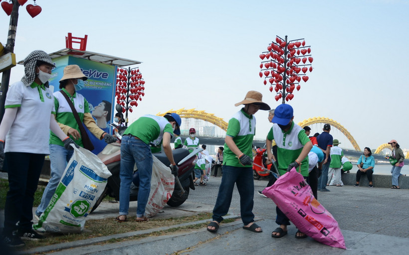Thanh niên, người dân tham gia nhặt rác dọc ven sông Hàn (đường Trần Hưng Đạo, quận Sơn Trà, Đà Nẵng). (Ảnh: Văn Dũng/TTXVN)