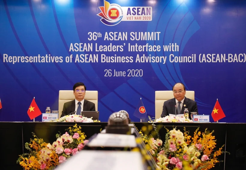 Thủ tướng Nguyễn Xuân Phúc, Chủ tịch ASEAN 2020 và Chủ tịch ASEAN BAC, Phó Chủ tịch VCCI Đoàn Duy Khương, dự Phiên đối thoại của các Nhà lãnh đạo ASEAN với Hội đồng Tư vấn Kinh doanh ASEAN (ASEAN BAC). (Ảnh: TTXVN)