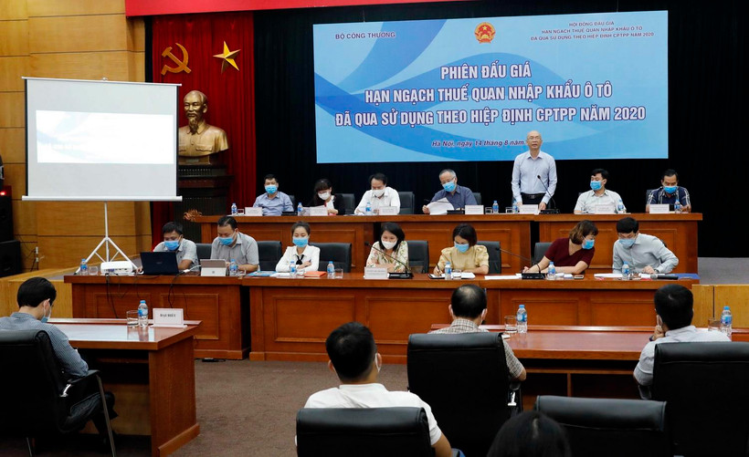 Quang cảnh phiên đấu giá. (Ảnh: Trần Việt/TTXVN)