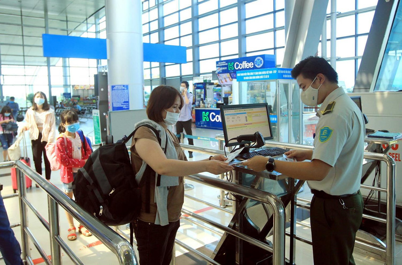 Hành khách khai báo y tế tại Cảng hàng không quốc tế Cát Bi, thành phố Hải Phòng. (Ảnh: An Đăng/TTXVN)