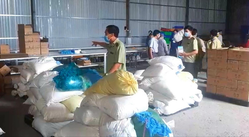 Kho chứa hàng găng tay y tế bị cơ quan chức năng phát hiện. (Ảnh: Huyền Trang/TTXVN)
