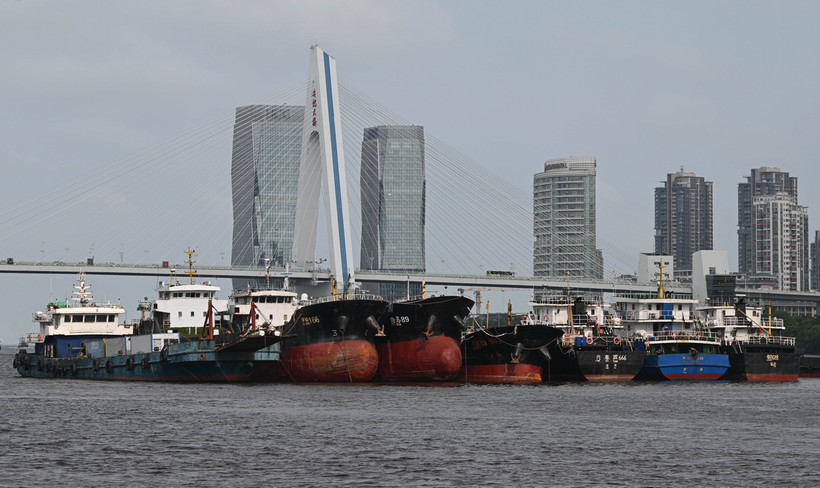 Tàu thuyền neo đậu tránh bão Yagi tại cảng ở Hải Khẩu, tỉnh Hải Nam, Trung Quốc. (Ảnh: THX/TTXVN)