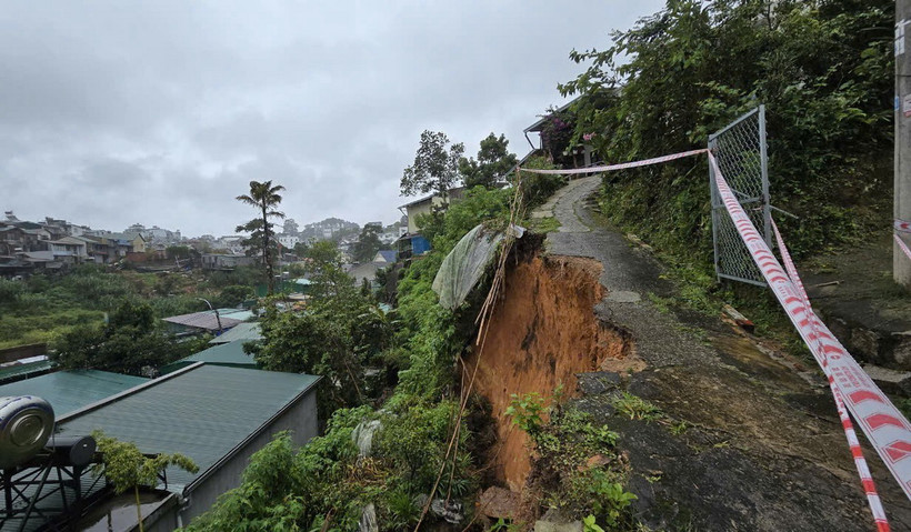 Bờ taluy bị sạt lở cao khoảng 15m, nằm ngay phía sau nhà ông Nguyễn Văn Phước. (Ảnh: TTXVN phát)