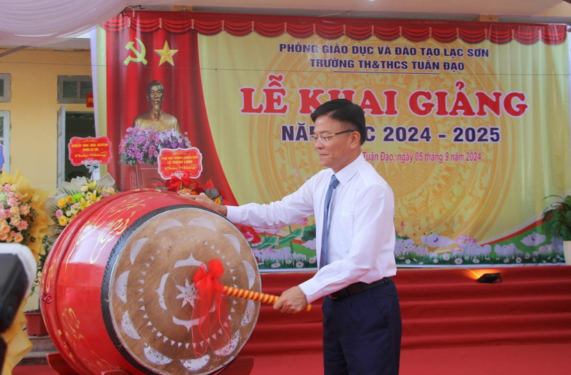 Phó Thủ tướng Chính phủ Lê Thành Long đánh trống khai giảng năm học mới 2024- 2025. (Ảnh: TTXVN phát)