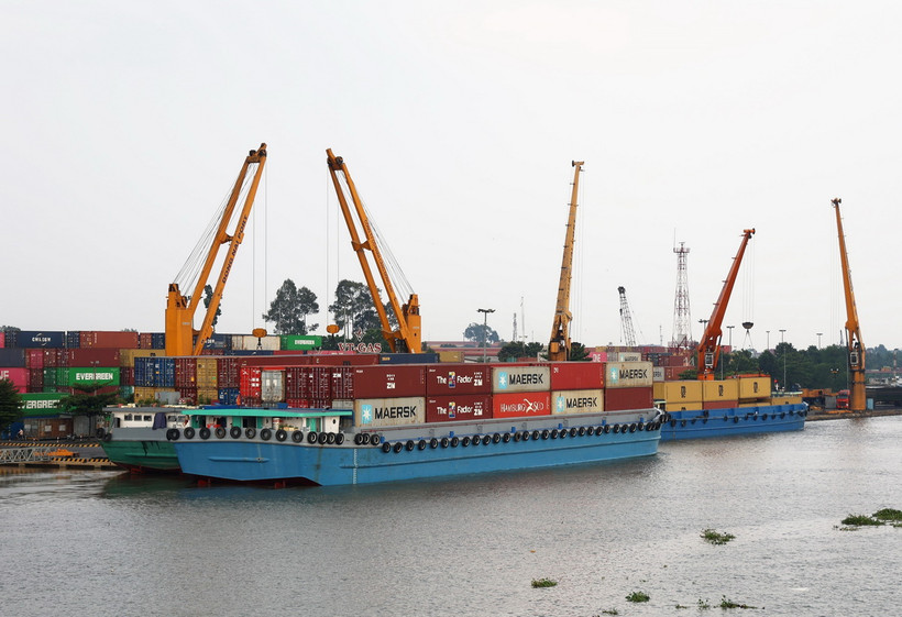 Bốc dỡ hàng hóa xuất nhập khẩu tại cảng Đồng Nai. (Ảnh: Hồng Đạt/TTXVN)