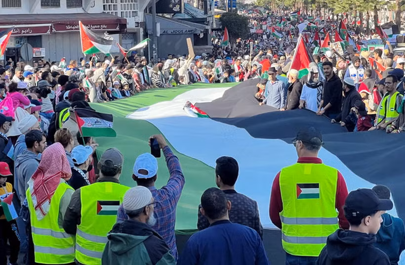 Buổi biểu tình của người Maroc tại Casablanca, kêu gọi ngừng bắn vĩnh viễn ở Dải Gaza và đình chỉ quan hệ ngoại giao với Israel. (Nguồn: AFP)