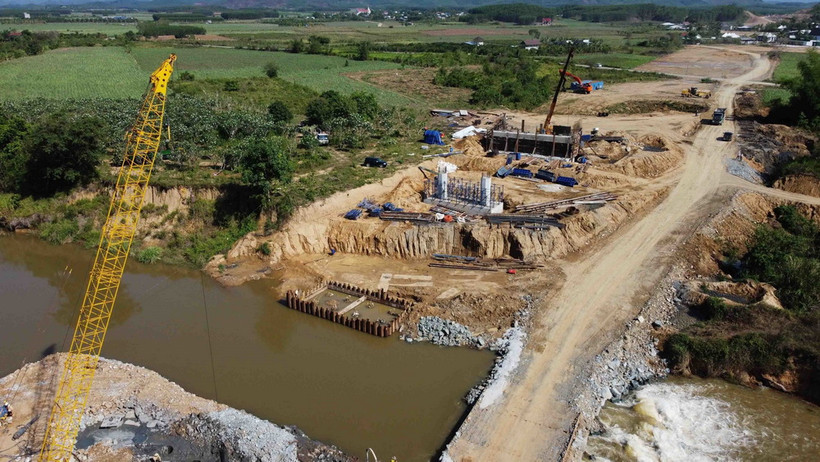 Tập đoàn Sơn Hải triển khai thi công một đoạn đường dài 23km, có tổng mức đầu tư là 2.300 tỷ đồng thuộc dự án đường cao tốc Vân Phong-Nha Trang. (Ảnh: Vũ Sinh/TTXVN)