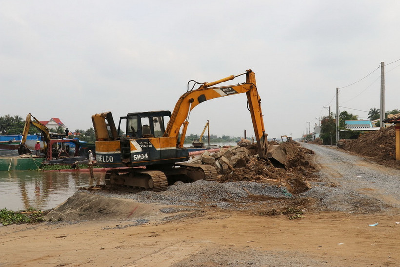 Tuyến đường nông thôn dọc bờ Nam kênh Chợ Gạo. (Ảnh: Hữu Chí/TTXVN)