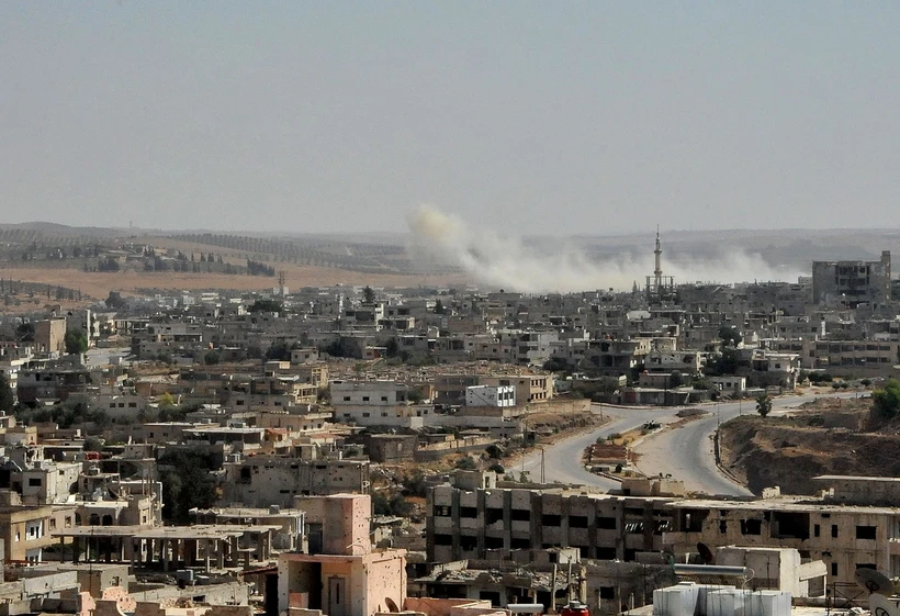 Khói bốc lên trong cuộc giao tranh tại Daraa, Syria. (Ảnh: THX/TTXVN)