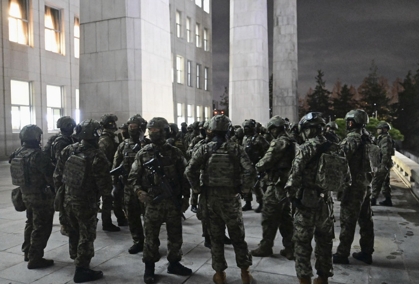 Cảnh sát được triển khai bên ngoài Tòa nhà Quốc hội Hàn Quốc ở Seoul, ngày 4/12, sau khi lệnh thiết quân luật được ban bố. (Ảnh: Kyodo/TTXVN)