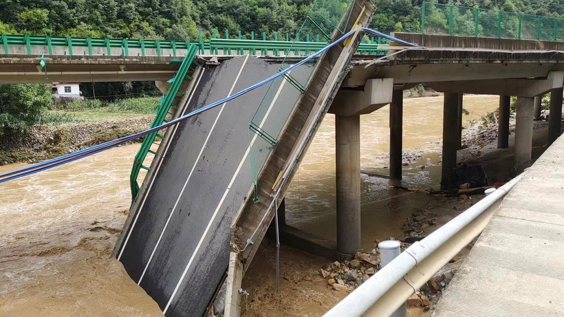 Hiện trường vụ sập cầu cao tốc ở huyện Tạc Thủy, thành phố Thương Lạc, tỉnh Thiểm Tây, Trung Quốc. (Ảnh: THX/TTXVN)