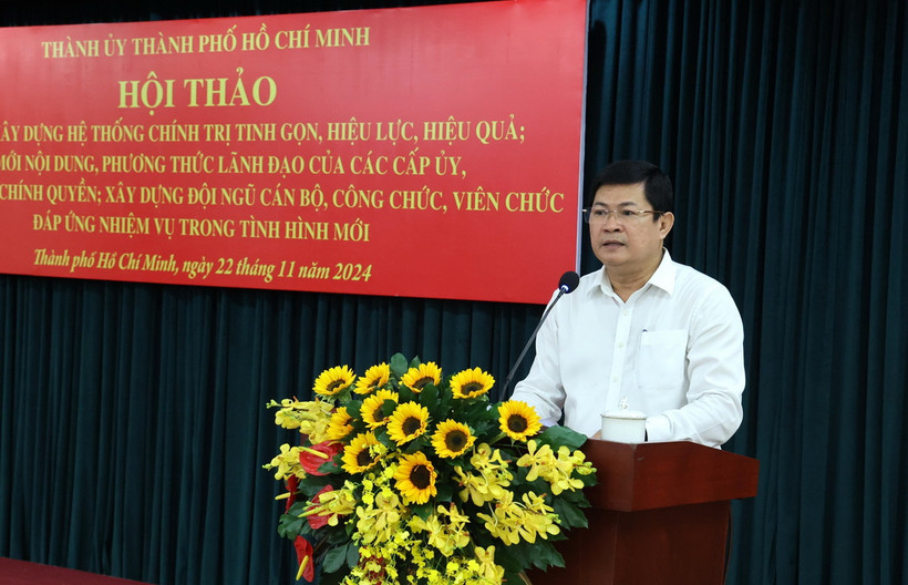 Ông Huỳnh Cách Mạng, Phó Trưởng ban Thường trực Ban Tổ chức Thành ủy TP Hồ Chí Minh, phát biểu tại hội thảo. (Ảnh: Anh Tuấn/TTXVN)