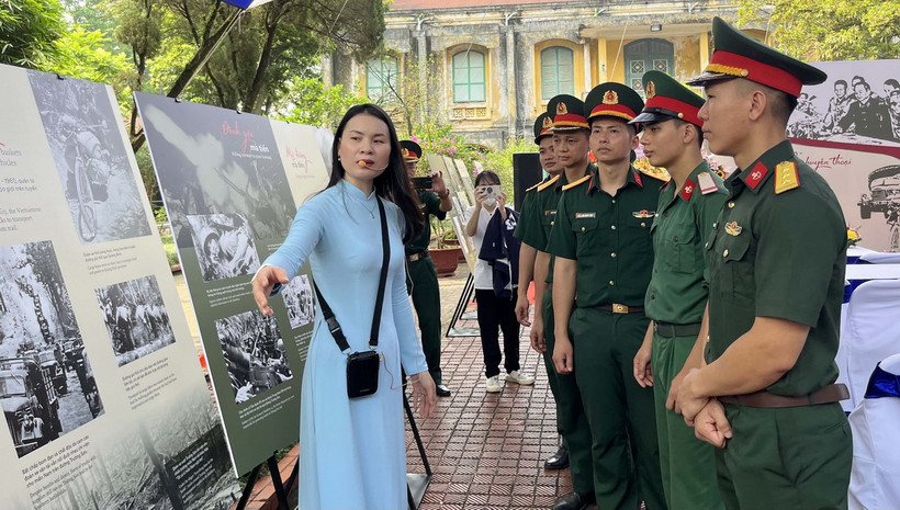 Các đại biểu tham quan triển lãm. (Ảnh: Minh Ngọc/TTXVN phát)