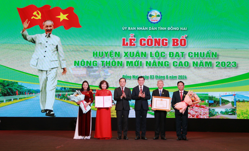 Phó Thủ tướng Trần Lưu Quang (thứ 3, trái sang) trao Quyết định của Thủ tướng Chính phủ công nhận Huyện nông thôn mới nâng cao cho lãnh đạo huyện Xuân Lộc, Đồng Nai. (Ảnh: Lê Xuân/TTXVN)