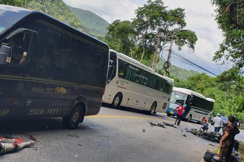 Vụ tai nạn khiến 1 người tử vong 1 người khác phải đi cấp cứu. (Ảnh: TTXVN phát)