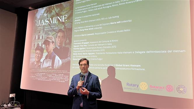 Phó Chủ tịch Hội đồng thành phố Rimini Francesco Bragagni phát biểu khai mạc lễ công chiếu. (Ảnh: Dương Hoa/TTXVN)