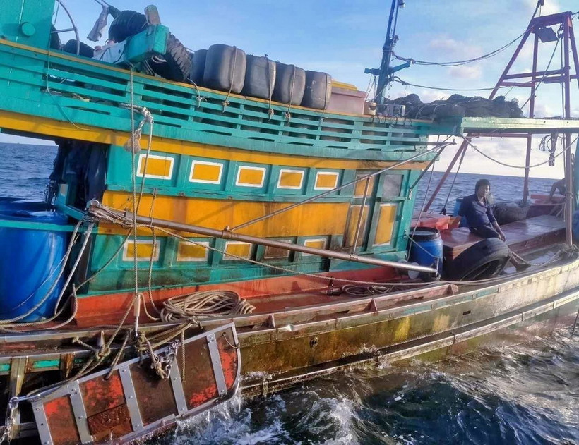 Sau vụ tấn công, ba tàu cá của ngư dân Kiên Giang đều bị hư hỏng. (Ảnh: TTXVN phát)