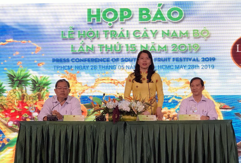 Đại diện Sở, ngành, hiệp hội giao lưu, giải đáp thắc mắc về Lễ hội. (Ảnh: Mỹ Phương/TTXVN)